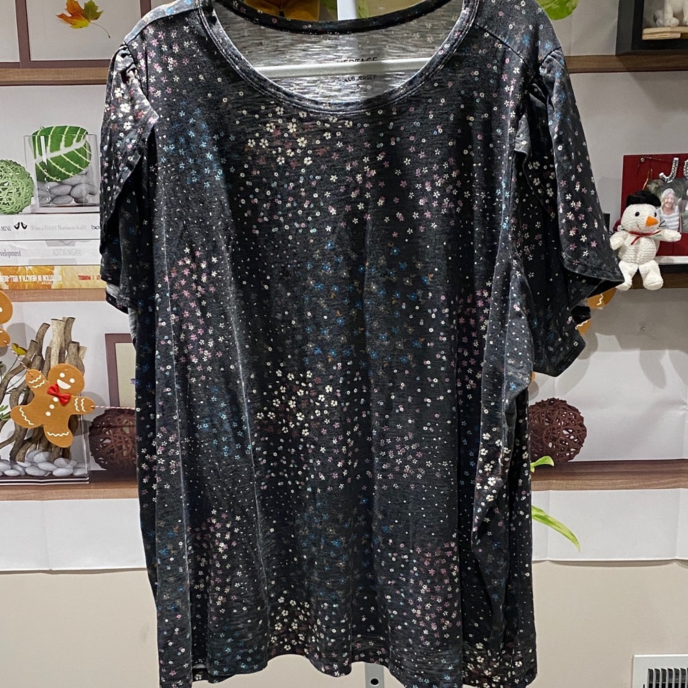 Torrid gray Short Sleeve Tee Ptp is 30. A little wash wear.